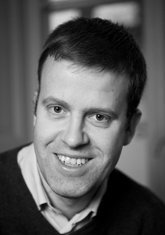 Svartvitt närbildsporträtt på Per Larsson.