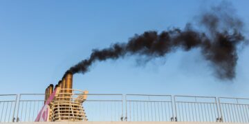 Luftutsläpp fartyg shutterstock_688113547, © Shutterstock Sotig rök ur en skorsten.