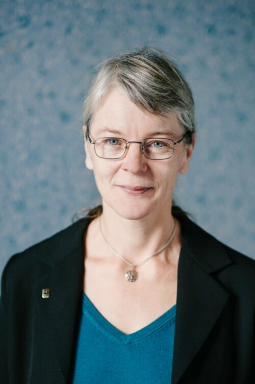 Porträttfoto av Anna Richert, matexpert. Hon har glasögon, kort hår och iklädd svart kavaj och blå tröja.