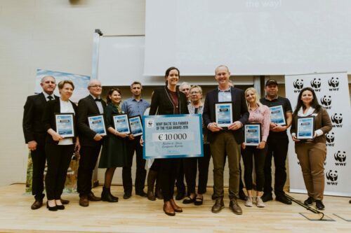 danskt-lantbrukpar-v.jpg En grupp prisade personer står tillsammans och håller en stor check och flera plaketter. Transkription av synlig text: WWF BALTIC SEA FARMER OF THE YEAR AWARD 2019 € 10 000 WWF