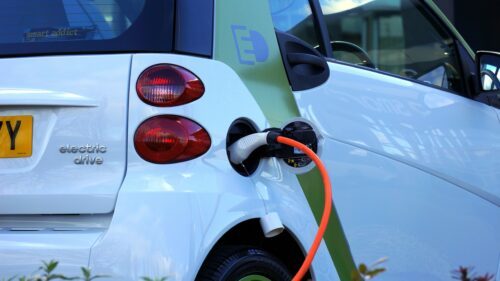 Välj inte en större elbil med större batteri än vad man faktiskt har behov av, säger WWF med stöd av nya IVL-rapporten.