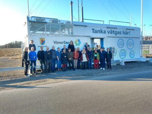 På studieresan deltog ett stort antal nämdöbor och bland annat besöktes ElectriVillage i Mariestad, där vätgas framställs med solceller. Foto: Zara Arrehed