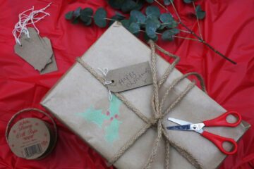 Förutom själva julklapparna, är inslagningen också någonting man kan tänka på för att få till en lite mer hållbar present. Att återanvända papper minskar onödig konsumtion. Foto: Suzie Hubbard / WWF-UK