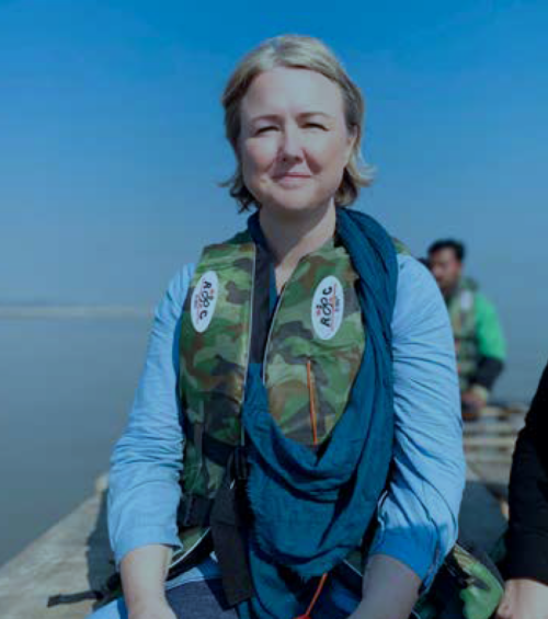 Biolog Stina Nyström från WWF vid Indusfloden, Pakistan