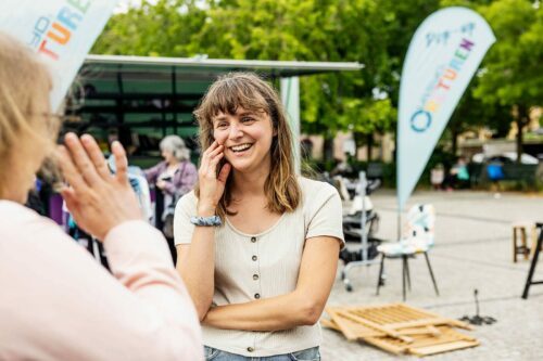 Ida står och pratar med en kund
