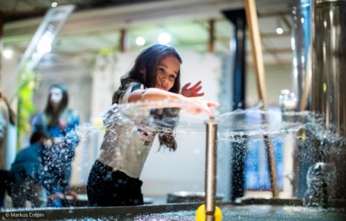 Annonsbild för Tom Tits experiment med barn oms leker med vatten.