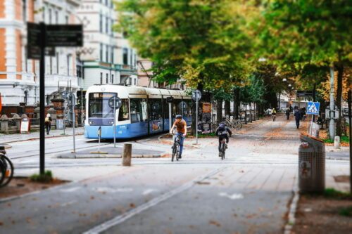 Spårvagn och cykel i stadsmiljö.