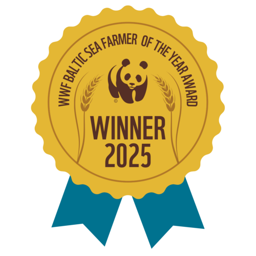 Medaljformad logo för Årets Östersjöbonde 2025 som innehåller texten "WWF Baltic Sea Farmer of the Year Award 2025"