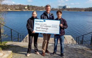 Pandasäljare överlämnar check till WWFs generalsekreterare