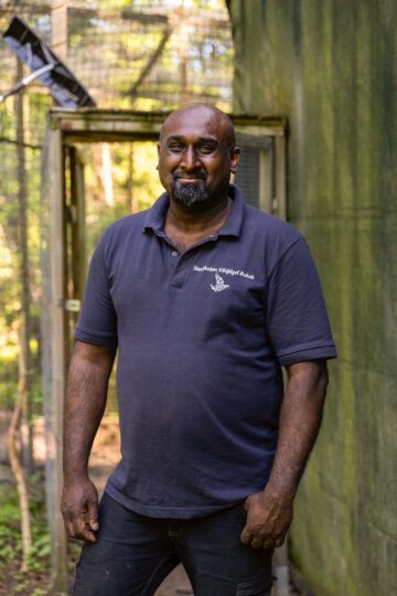 Victor Person står i blå tshirt och ler mot kameran.