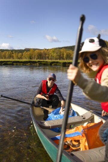 En man och kvinna i en kanot på älven.