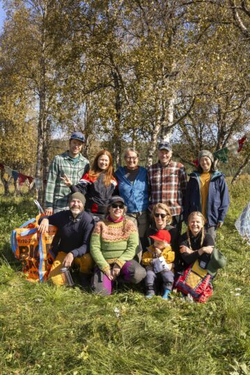 Några av ploddarna poserar framför träd.