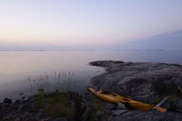 Kajak på klippa vid havet