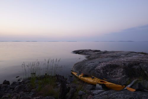 Kajak på klippa vid havet