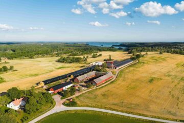 Flygfoto över gårdsbyggnader vid Ogestad Egendom och Hyllela gård, Västerviks kommun, Småland, Sverige