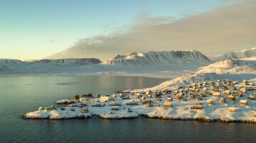 Original_WW2101516 Kuststaden Ittoqqortoormiit, en isolerad by i östra Grönland där klimatförändringar påverkar havsisen och ökar möten mellan människor och isbjörnar.