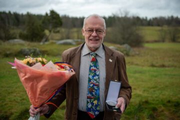 Anders Angerbjörn med blombukett och pris.