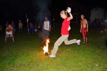 Magasinet 4 -2025. ”Fire- fotboll” med lokalbefolkning på Borneo. Kokosnöt dränks i olja och tänds på, sedan blir det match.