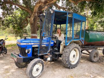 Magasinet 4-2025. Traktorn används för att restaurera gräsmarker i ett tiger- reservat i norra Indien – med säkerhetsgaller för att undvika närkontakt med tiger.