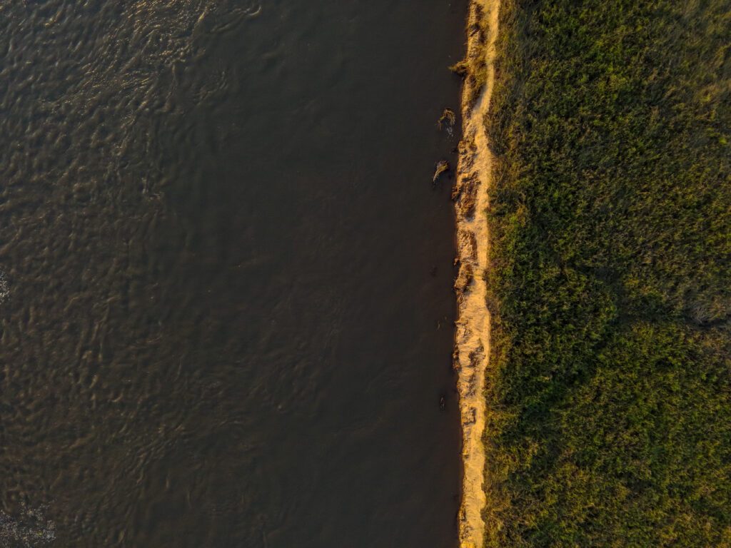 Bild på flodkanten som eroderar bort. 