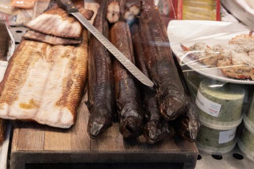 Rökt ål i fiskdisk