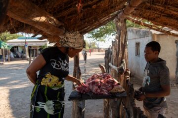 Ema Andissone vid marknad.