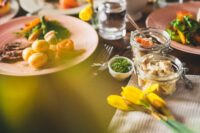 Påskbord I Sverige brukar vi äta samma mat vid påsk, midsommar och jul. Men nu finns det en nymodighet: hållbar sill. Foto: Getty Images