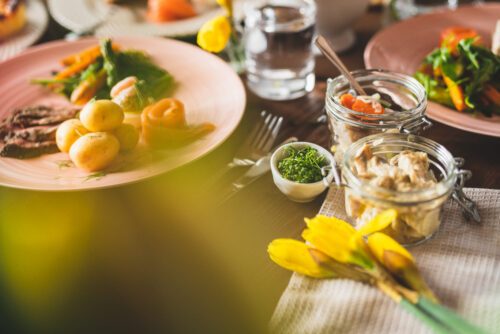 I Sverige brukar vi äta samma mat vid påsk, midsommar och jul. Men nu finns det en nymodighet: hållbar sill. Foto: Getty Images