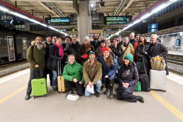 Gruppbild på tågstationsperrong