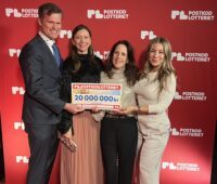 IMG_8870 WWF Sveriges generalsekreterare Gustaf Lind, Lina Karanikas, Katarina Edström och WWF-ambassadör Therése Lindgren poserar tillsammans på Postkodlotteriets årliga utdelning 2026. De håller upp en check som visar att WWF det här året har fått ta emot 20 miljoner kronor.