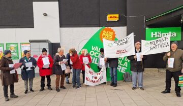 En grupp pensionärer syns med plakat med text om klimatet., som "klimaträttvisa".