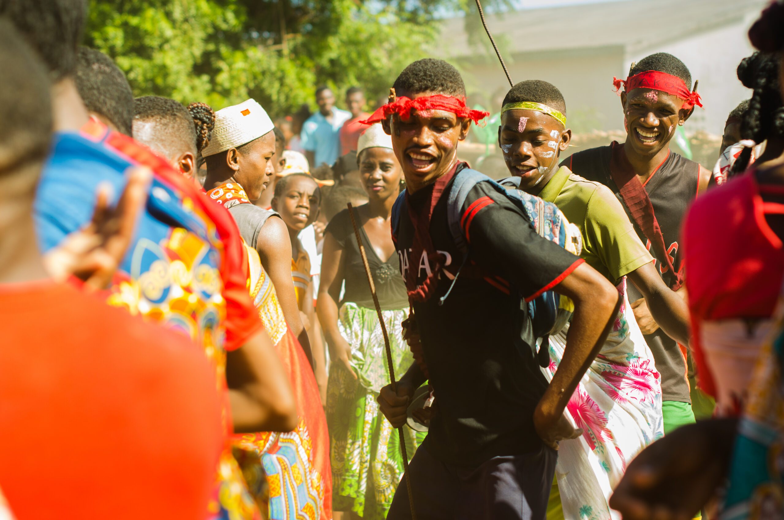 Earth Hour firande i Madagaskar 2019. En stor grupp människor dansar i en parad. Deltagarna bär färgglada kläder och träd syns i bakgrunden.