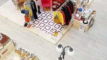 En galleria ovanifrån, med rader av kläder som hänger.